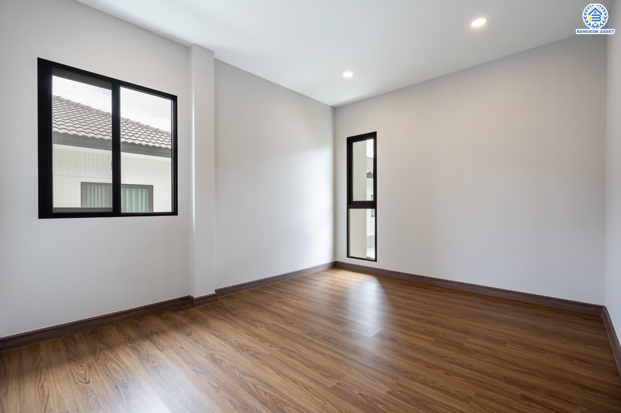 บ้านมือสองตกแต่งใหม่ ม.เดอะซิตี้ ราชพฤกษ์-ปิ่นเกล้า หลังมุม เนื้อที่ 71.8 ตร.ว. ดีไซน์ตอบทุกไลฟ์สไตล์ ฟังก์ชัน 3 ห้องนอน 5 ห้องน้ำ 1 ห้องอเนกประสงค์ 1 ห้องแม่บ้าน จอดรถได้ 2 คัน บนทำเลติดถนนใหญ่ เชื่อมต่อทุกเส้นทาง ใกล้รถไฟฟ้าสายสีม่วง "สถานีบางรักใหญ่" และจุดขึ้นทางด่วน "ศรีรัช"